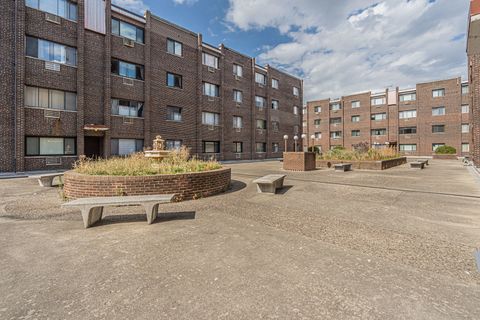 Tiny photo for 4624 N Commons Drive #405E, Chicago, IL 60656 (MLS # 12489403)