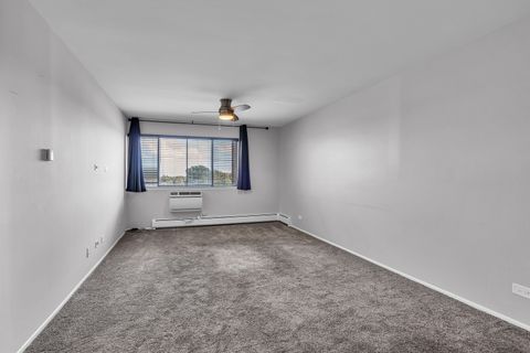 Tiny photo for 4624 N Commons Drive #405E, Chicago, IL 60656 (MLS # 12489403)