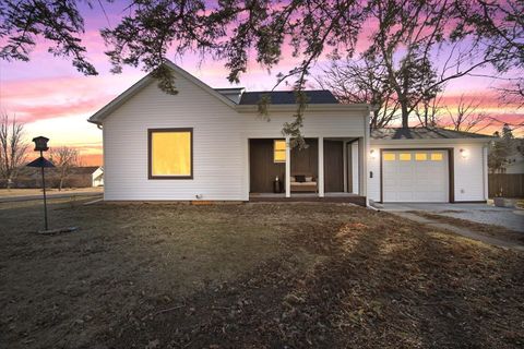 Photo of 509 E Ash Street, Fairbury, IL 61739 (MLS # 12550255)