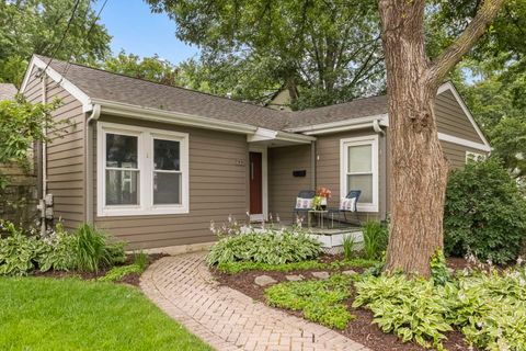 Tiny photo for 255 CREST Road, Glen Ellyn, IL 60137 (MLS # 12604906)