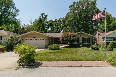 Photo of 1831 45th Street, Moline, IL 61265 (MLS # 12719216)