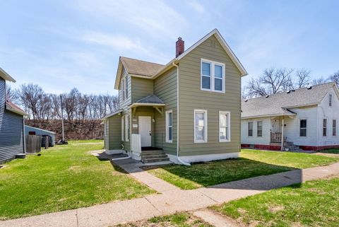 Photo of 1819 W 6th Street, Davenport, IA 52802 (MLS # 12606678)