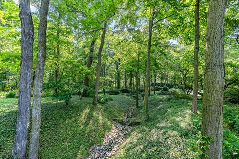 Tiny photo for 240 Shore Acres Circle, Lake Bluff, IL 60044 (MLS # 12580322)