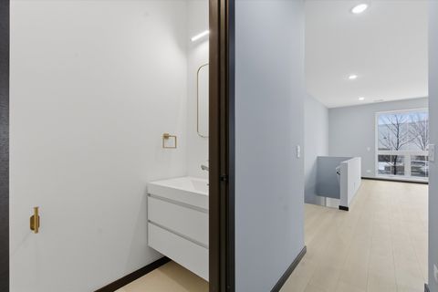Tiny photo for 5830 N Lincoln Avenue #1E, Chicago, IL 60659 (MLS # 12615147)