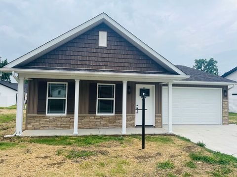 Photo of 1501 B N Russell Street, Marion, IL 62959 (MLS # 12677277)