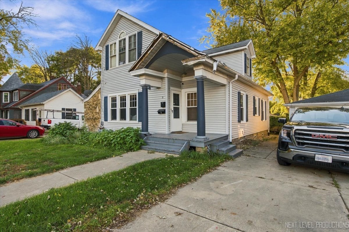 9 S Van Buren Street