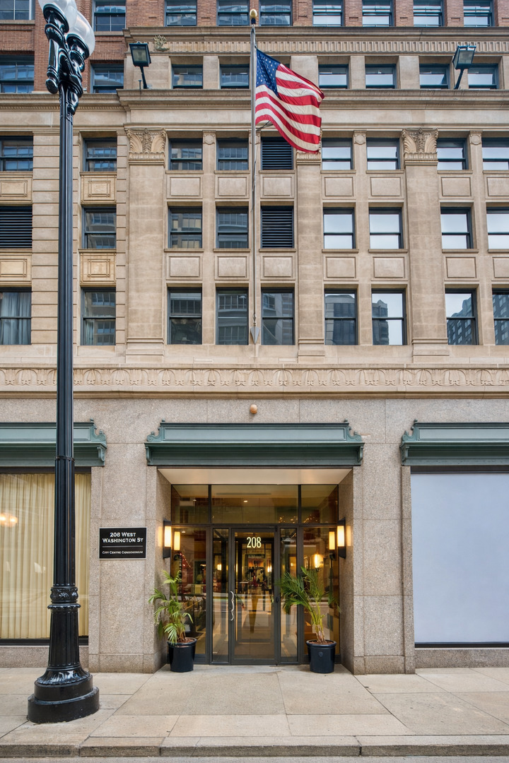 208 W Washington Street 1002