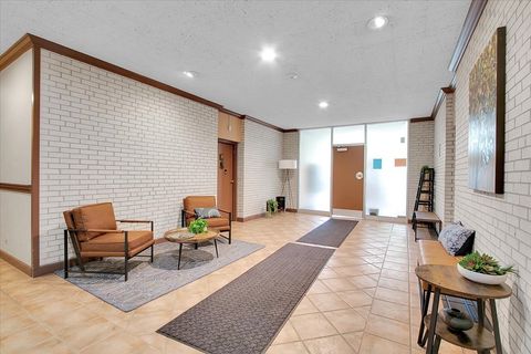 Tiny photo for 820 Oakton Street #2B, Evanston, IL 60202 (MLS # 12484252)