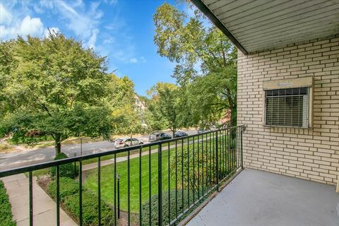 Tiny photo for 820 Oakton Street #2B, Evanston, IL 60202 (MLS # 12484252)