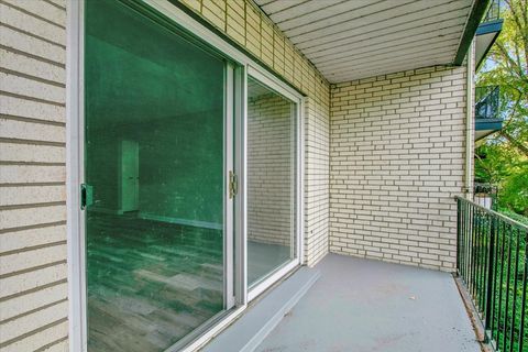 Tiny photo for 820 Oakton Street #2B, Evanston, IL 60202 (MLS # 12484252)