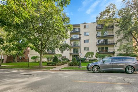 Tiny photo for 820 Oakton Street #2B, Evanston, IL 60202 (MLS # 12484252)