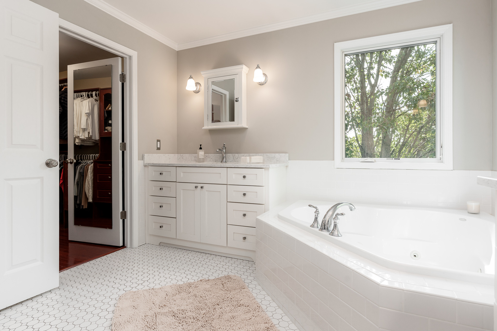 Rockford, Illinois 61107, United States, 4 Bedrooms Bedrooms, ,4 BathroomsBathrooms,Residential,Active,222730