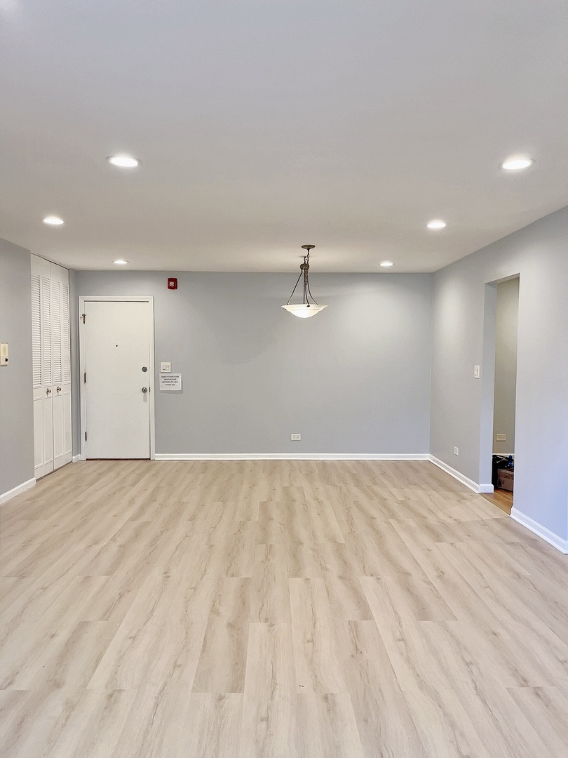 706 E Algonquin Road 204