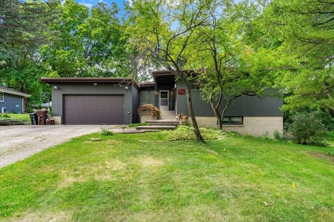 Photo of 2020 Valley Road, Rockford, IL 61107 (MLS # 12454553)