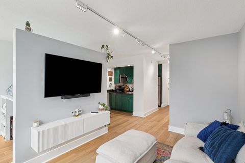 Tiny photo for 450 W Briar Place #7J, Chicago, IL 60657 (MLS # 12587444)