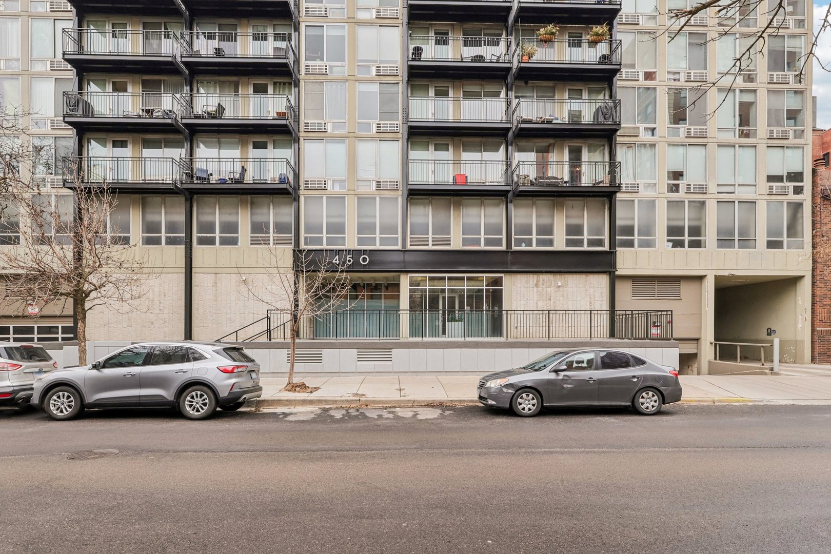 450 W Briar Place 7J