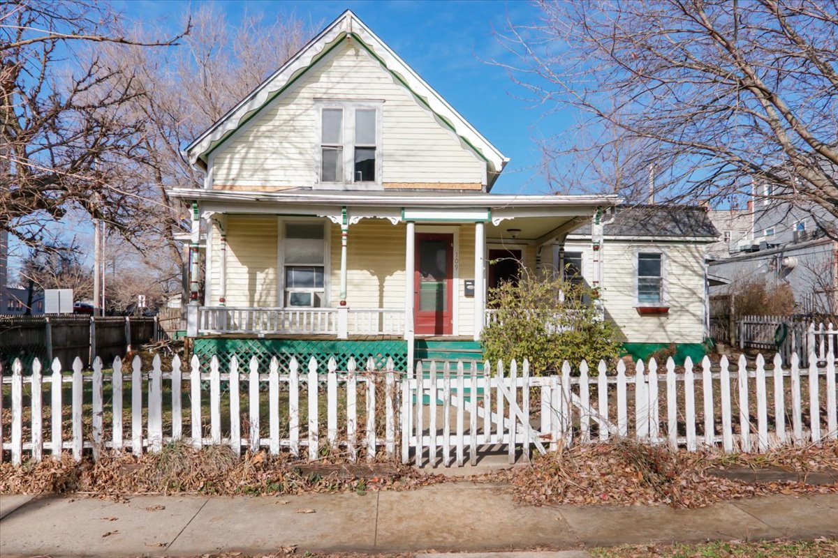 Bloomington, Illinois 61701, United States, 3 Bedrooms Bedrooms, ,2 BathroomsBathrooms,Residential,Active,251037