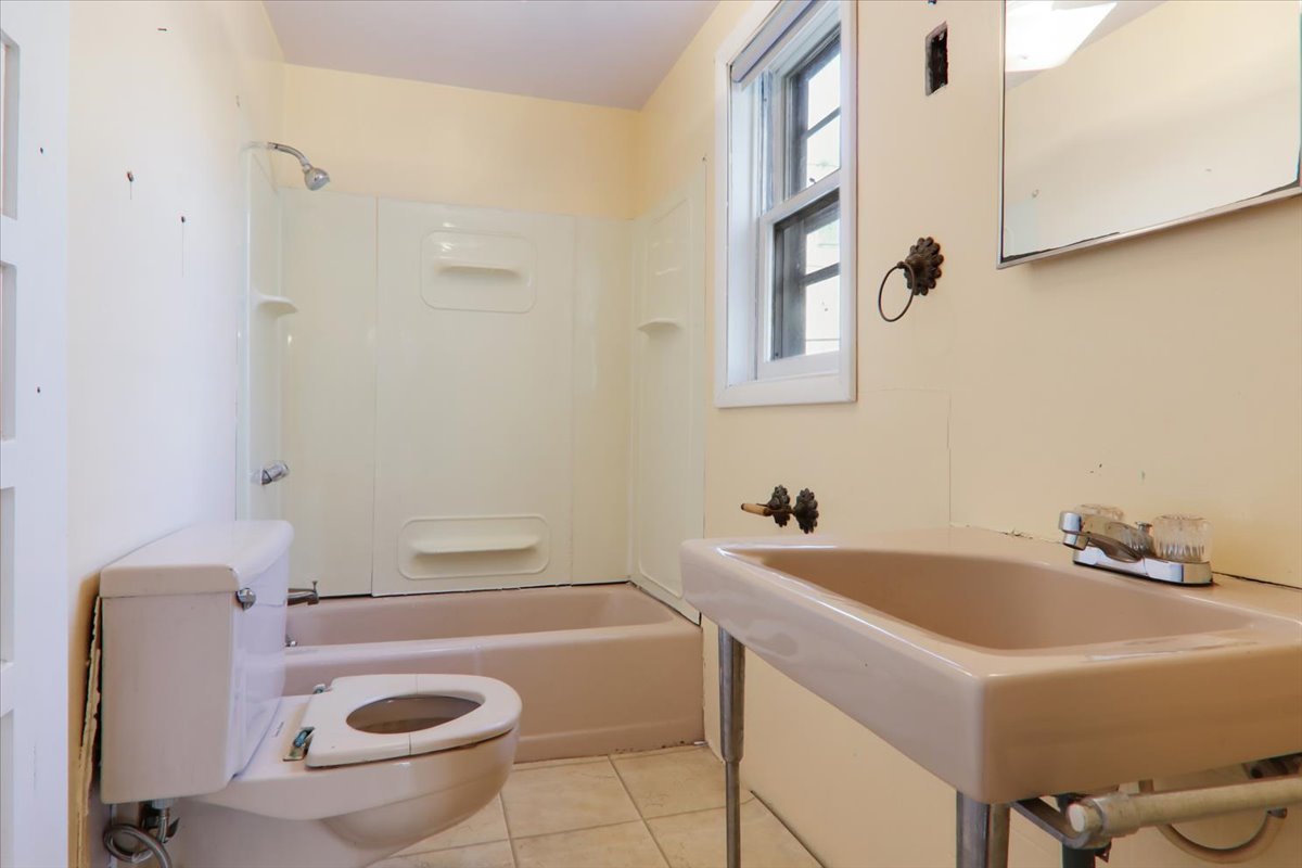 Bloomington, Illinois 61701, United States, 3 Bedrooms Bedrooms, ,2 BathroomsBathrooms,Residential,Active,251037