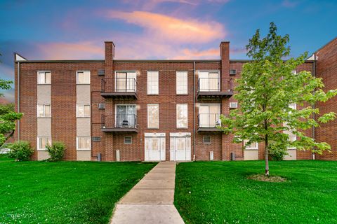 Photo of 113 ELK Trail #313, Carol Stream, IL 60188 (MLS # 12488310)