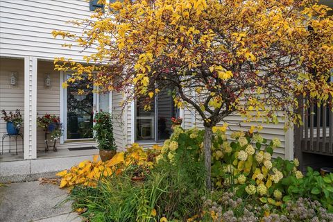 Photo of 131 Autumn Court #131, Buffalo Grove, IL 60089 (MLS # 12514522)