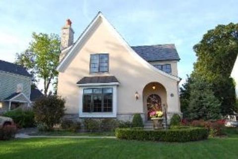 33 Washington Circle Lake Forest IL 60045