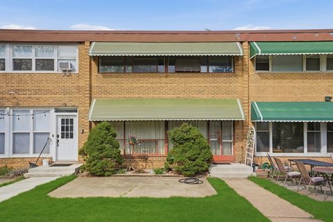 Photo of 2711 W Balmoral Avenue, Chicago, IL 60625 (MLS # 12623546)