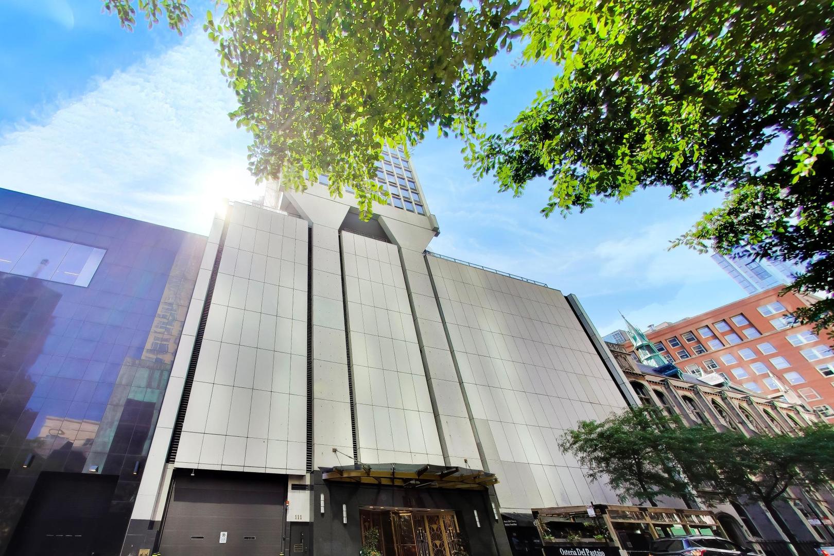 111 E Chestnut Street 22F