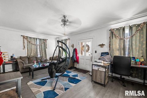 Tiny photo for 1624 14 1/2 Street, Rock Island, IL 61201 (MLS # QC4270088)