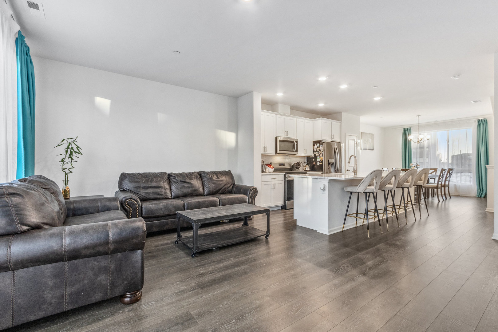 1276 Lakepointe Drive