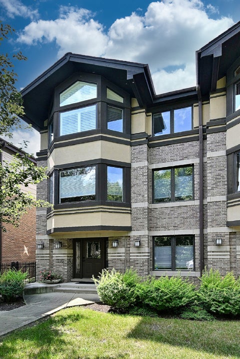 Photo of 110 N Myrtle Avenue, Elmhurst, IL 60126 (MLS # 12722105)