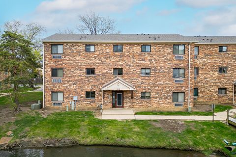 Tiny photo for 2219 NICHOLS Road #17A, Arlington Heights, IL 60004 (MLS # 12626974)