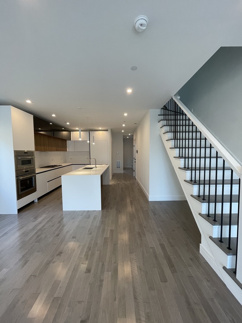 719 N Elizabeth Street 3S