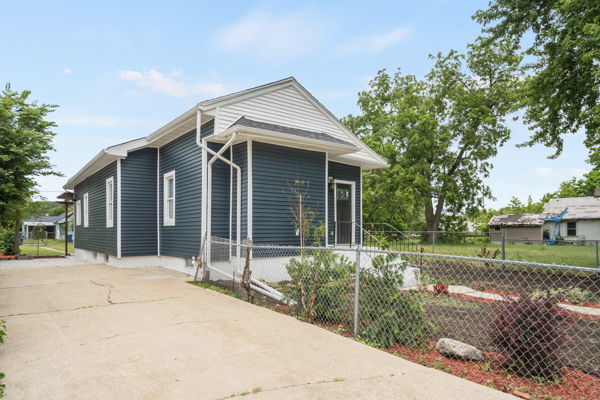 821 N Rosewood Avenue