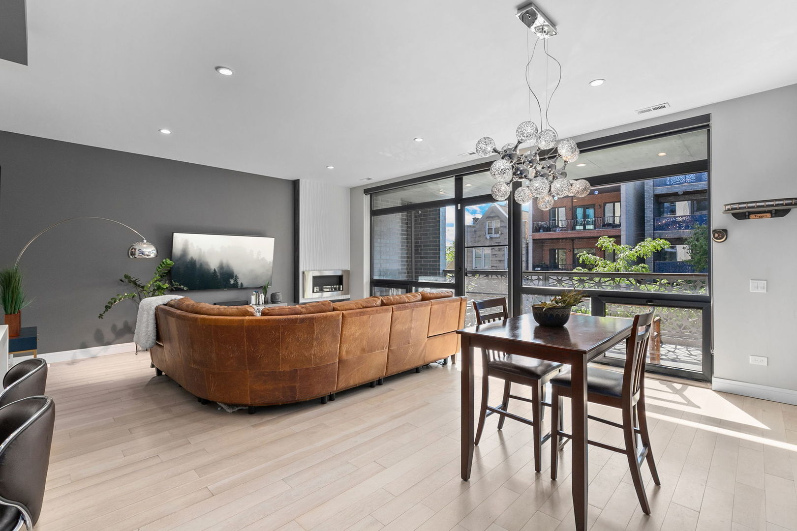 Chicago, Illinois 60622, United States, 3 Bedrooms Bedrooms, ,2 BathroomsBathrooms,Residential,Active,222729