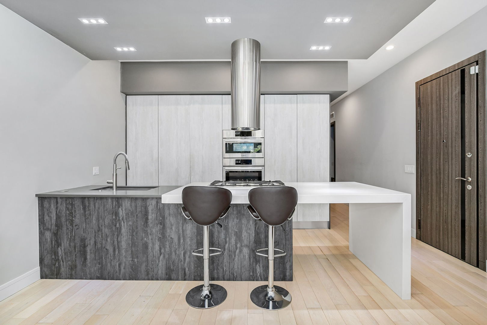 Chicago, Illinois 60622, United States, 3 Bedrooms Bedrooms, ,2 BathroomsBathrooms,Residential,Active,222729