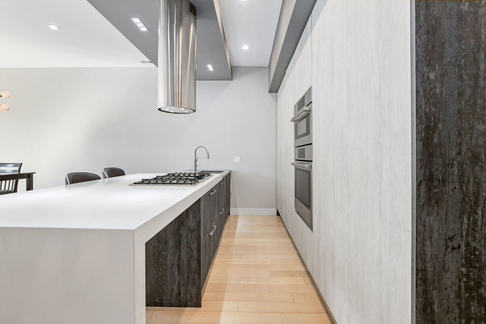 Chicago, Illinois 60622, United States, 3 Bedrooms Bedrooms, ,2 BathroomsBathrooms,Residential,Active,222729