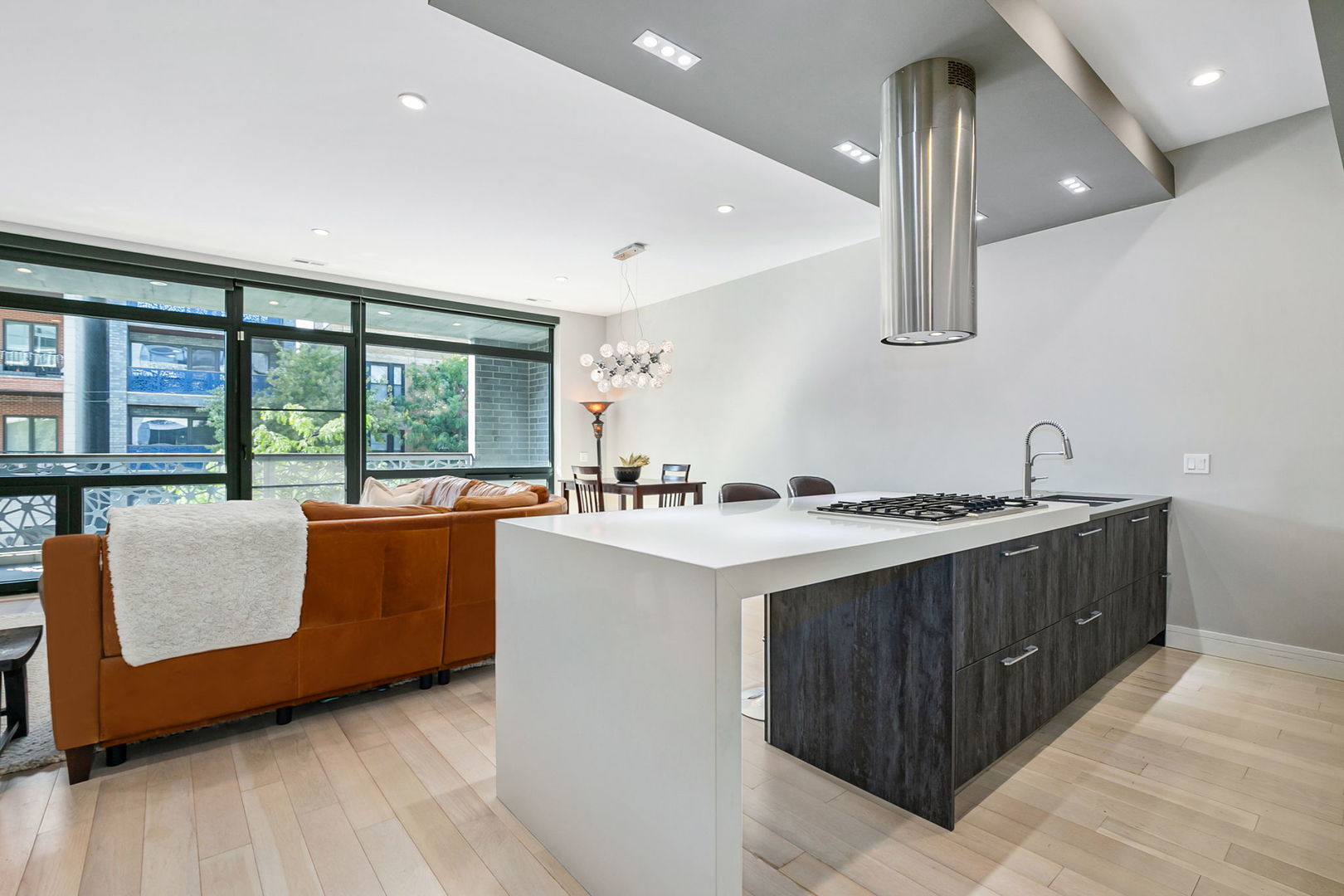 Chicago, Illinois 60622, United States, 3 Bedrooms Bedrooms, ,2 BathroomsBathrooms,Residential,Active,222729