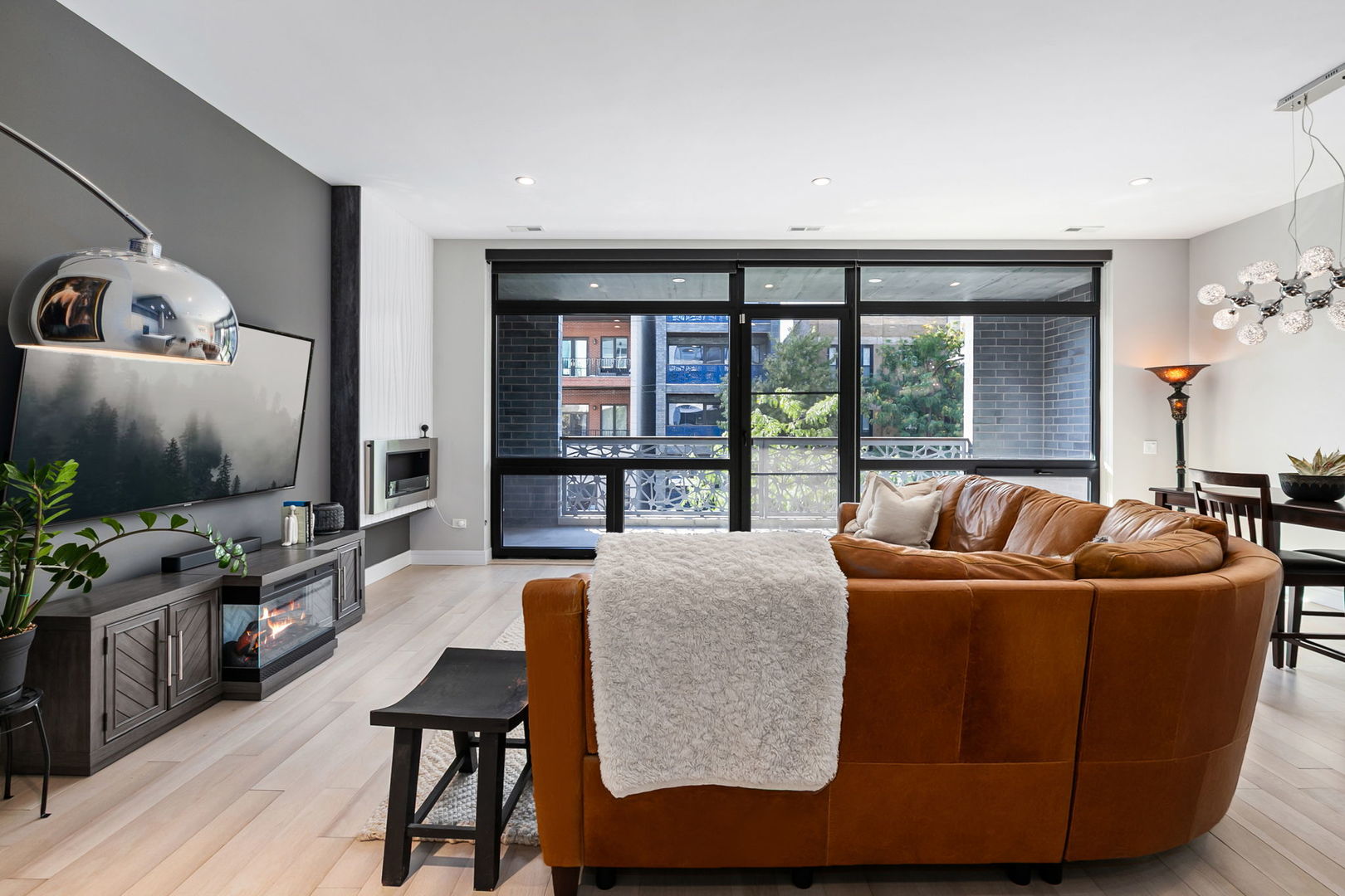 Chicago, Illinois 60622, United States, 3 Bedrooms Bedrooms, ,2 BathroomsBathrooms,Residential,Active,222729