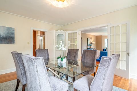 Tiny photo for 2512 Lawndale Avenue, Evanston, IL 60201 (MLS # 12634047)