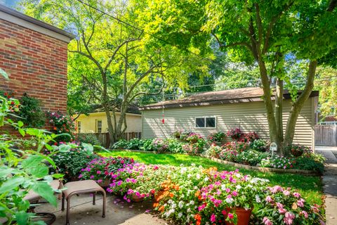 Tiny photo for 2512 Lawndale Avenue, Evanston, IL 60201 (MLS # 12634047)
