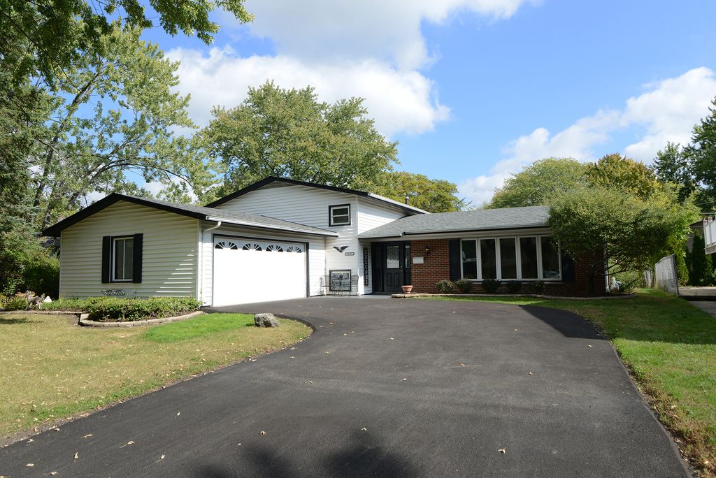 Photo for 7837 Huntington Circle, Hanover Park, IL 60133 (MLS # 12496307)