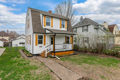 Photo of 306 S Elmwood Avenue, Davenport, IA 52802 (MLS # 12608130)