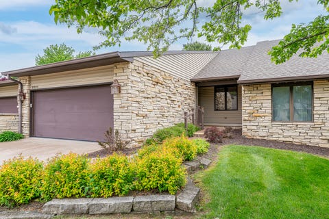 Photo of 3321 E Ridge Place #0, Bettendorf, IA 52722 (MLS # 12717577)