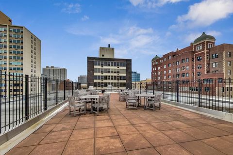 Tiny photo for 3033 N Sheridan Road #602, Chicago, IL 60657 (MLS # 12392654)