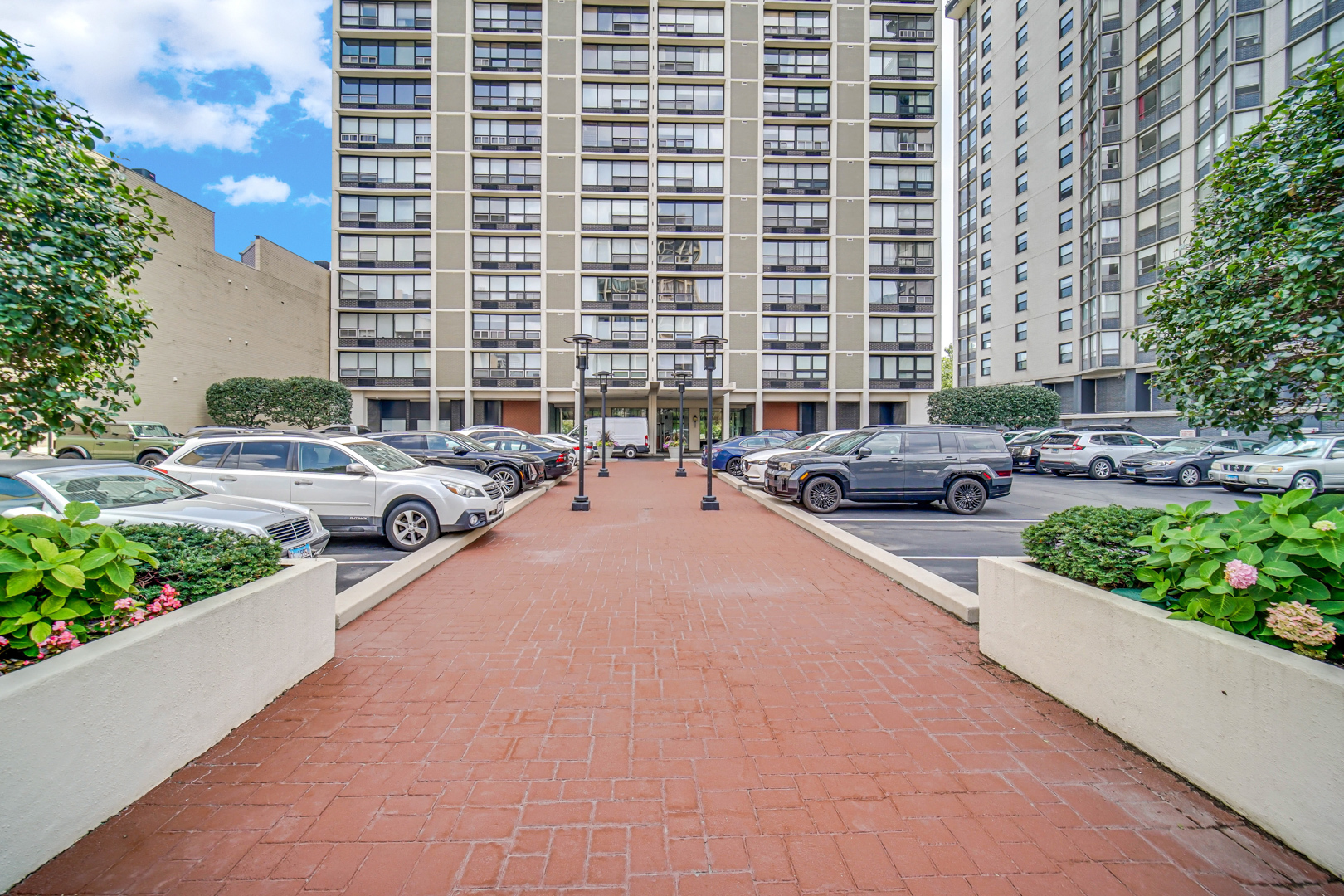 5733 N Sheridan Road 27C