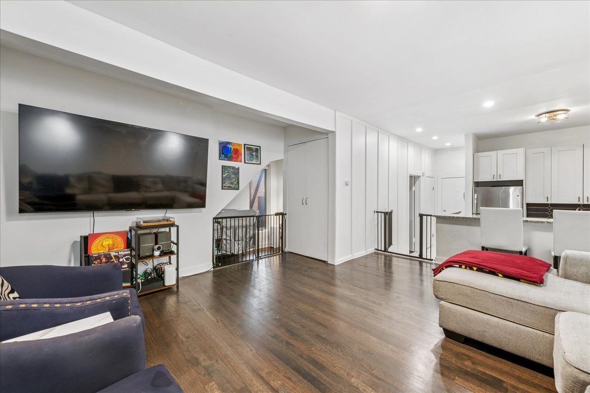 1009 W Wolfram Street 1E