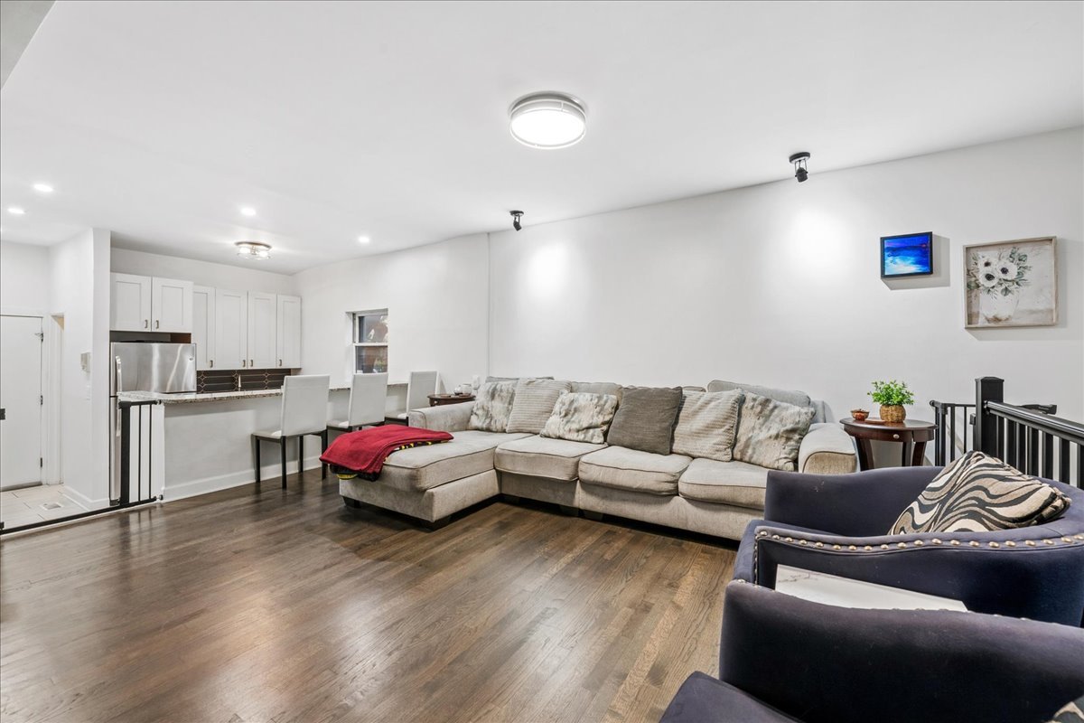 1009 W Wolfram Street 1E