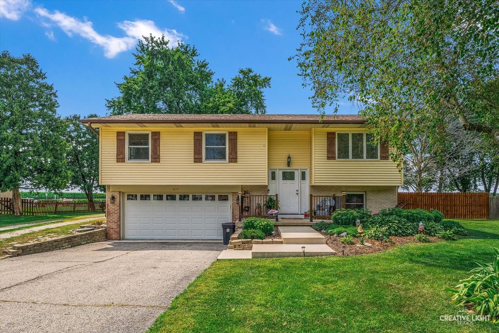 Photo for 1623 Vale Street, Sandwich, IL 60548 (MLS # 12438180)