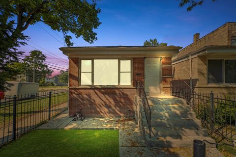 Photo of 600 N Monticello Avenue, Chicago, IL 60624 (MLS # 12477718)