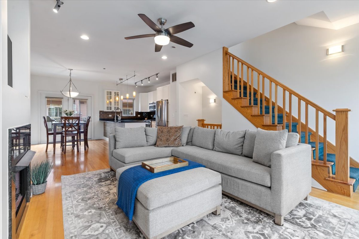 3449 N Whipple Street